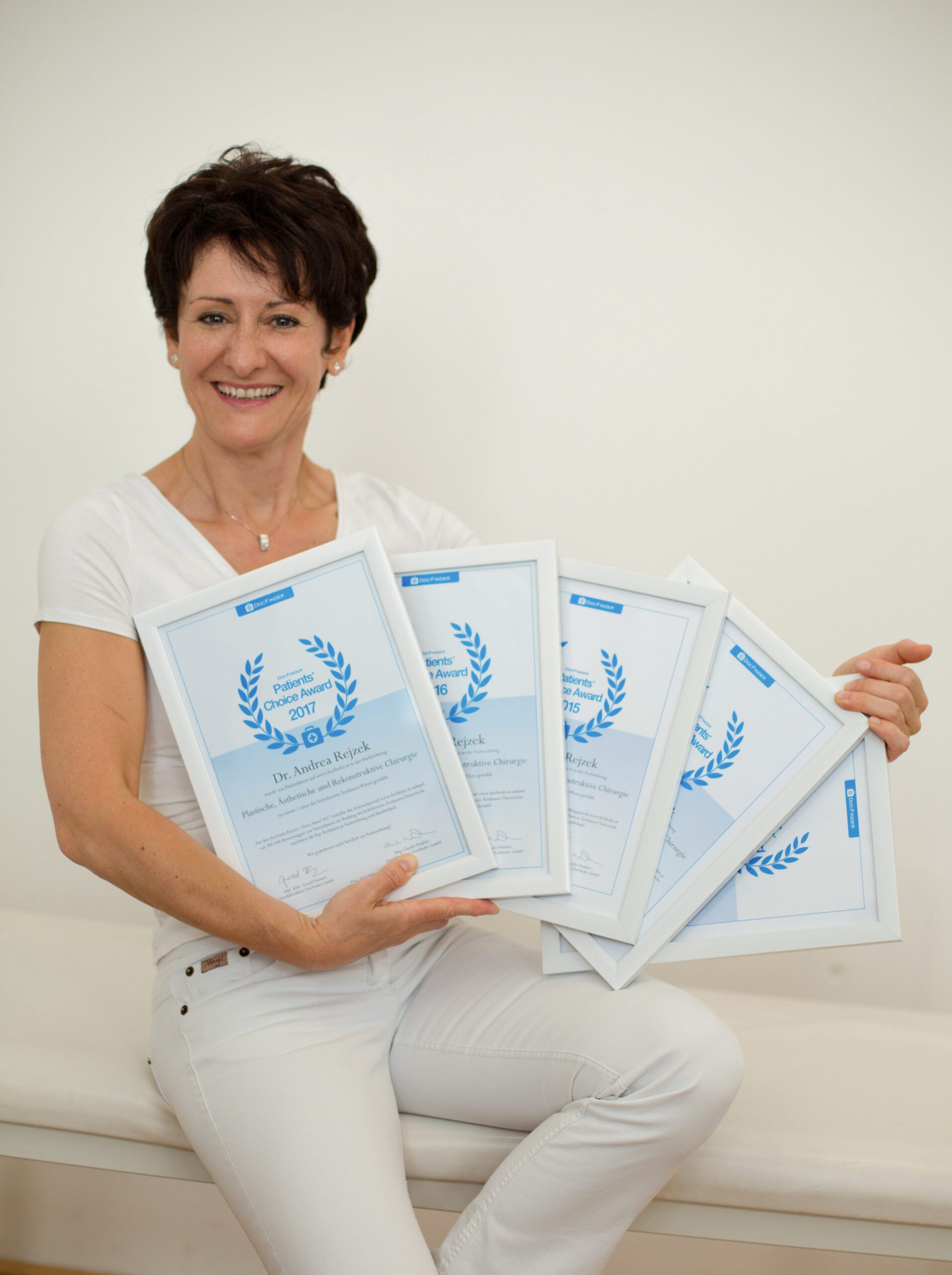 Dr. Andrea Rejzek Die beliebteste Schönheitschirurgin Wiens – Inhaber von 5 DocFinder-Zertifikaten "Patients‘ Choice Award"
