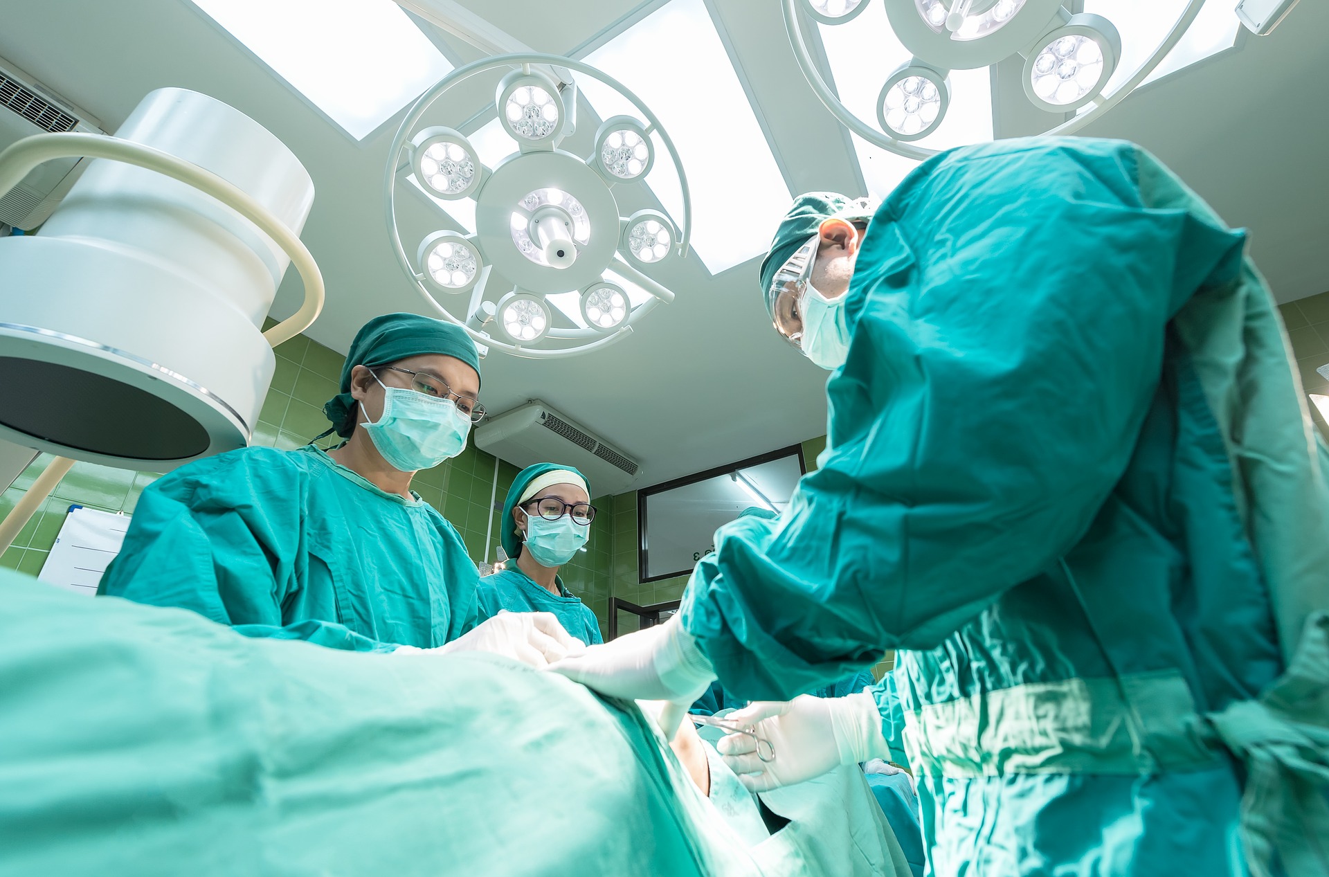 Chirurgen operieren in der Halle. Bild zum Thema: Die OP – Vorbereitung und Eingriff