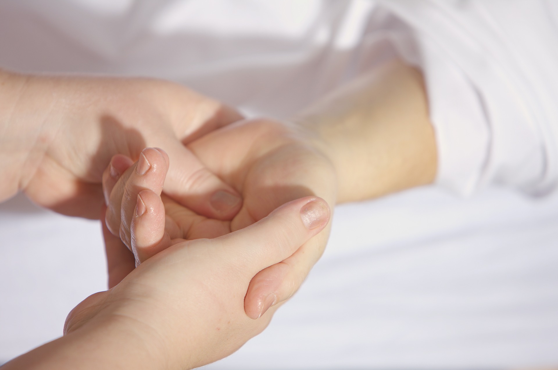 Hände, der Arzt hält - untersucht den Patienten. Bild zum thema: Die Nachsorge – Kontrolle und Pflege