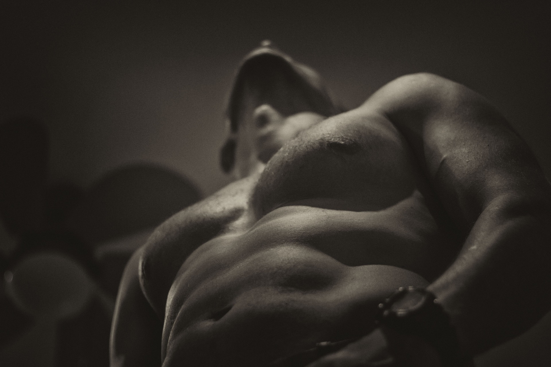 Blick auf die muskulöse männliche Brust von unten. Bild zum Thema: Männerbrust ohne Übergewicht: Gynäkomastie