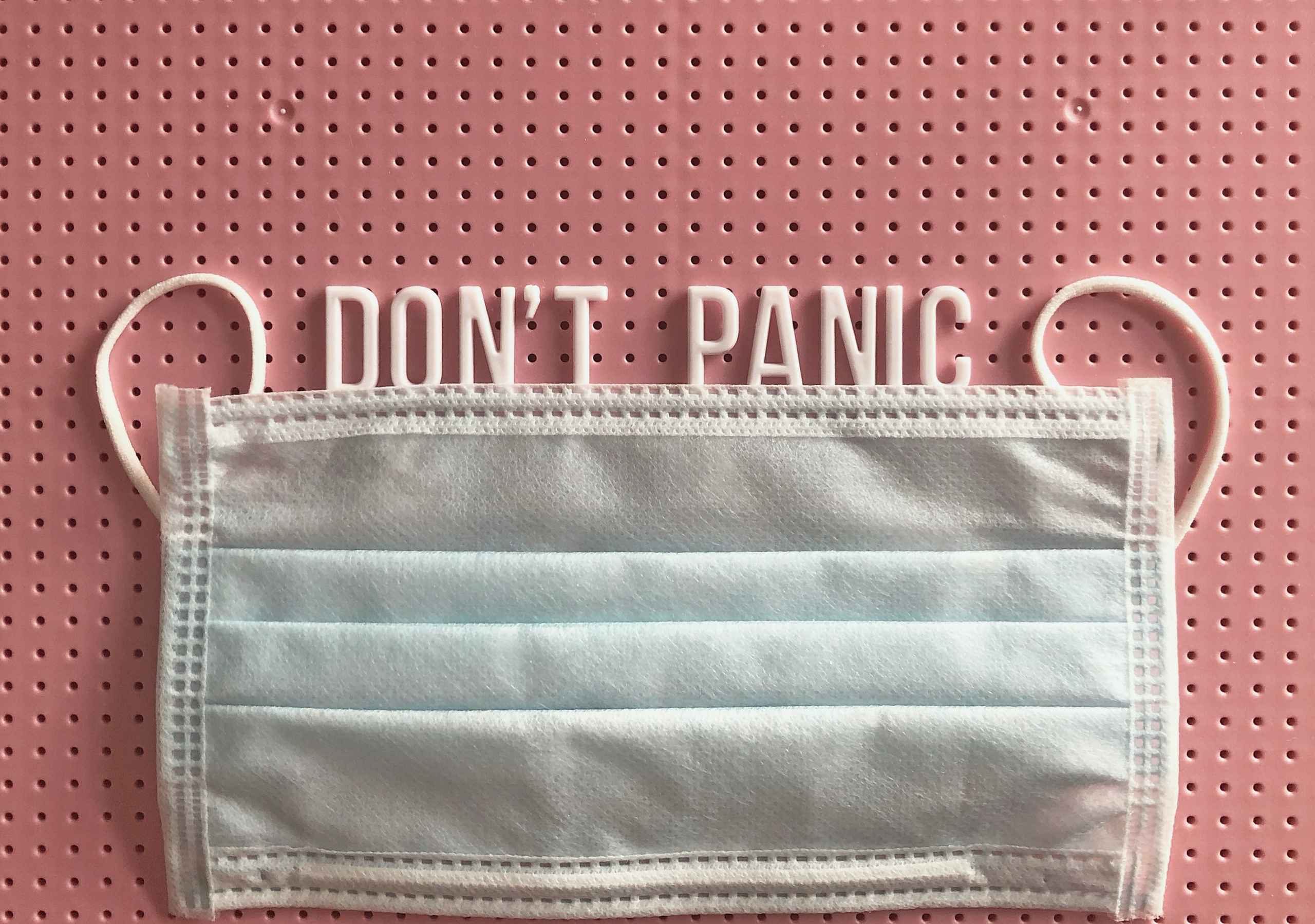 Mund-Nasen-Schutz mit Schriftzug "Don't panic"
