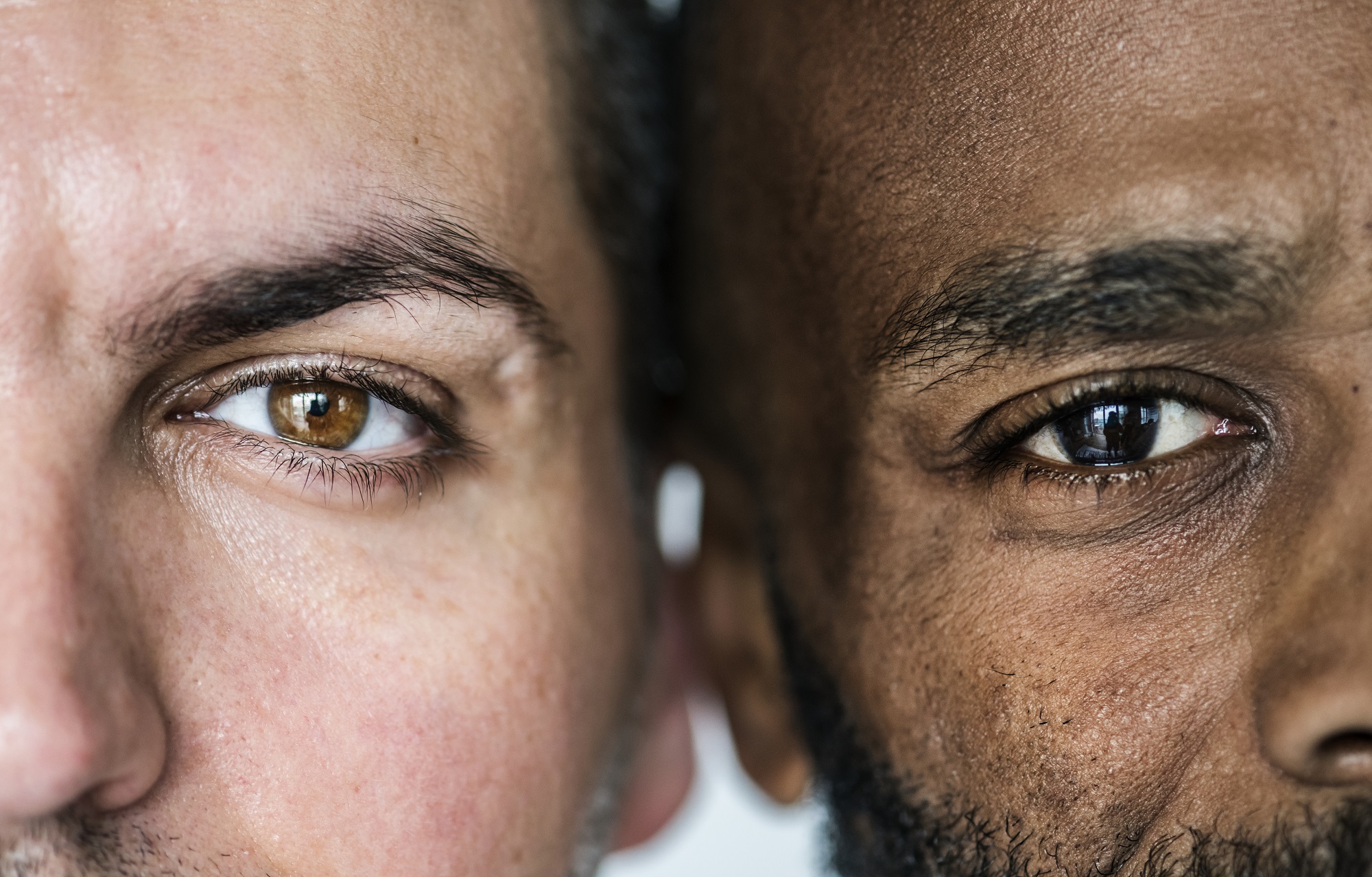 2 Männer unterschiedlicher ethnischer Zugehörigkeit, Nahaufnahme der Augen