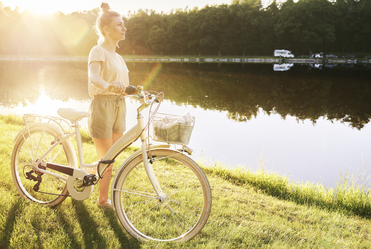 Frau mit Fahrrad am See 